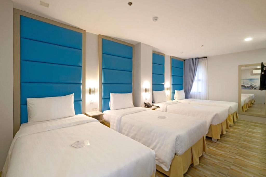 ROOM, QUADRUPLE
