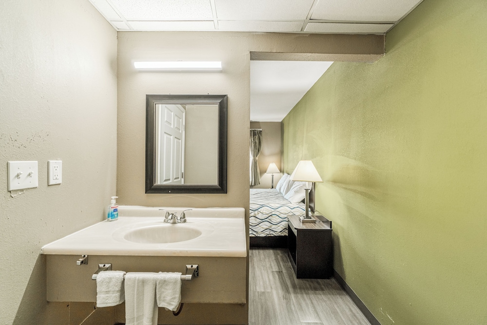 Deluxe Inn & Suites By OYO Miami OK 49/51