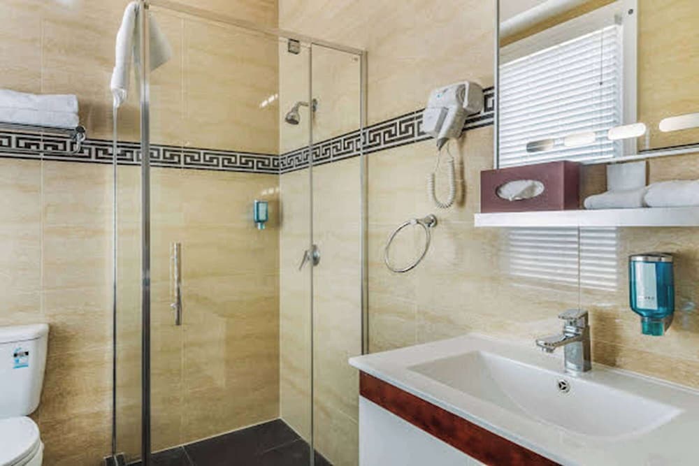Ramada by Wyndham Hamilton City Center 50/50