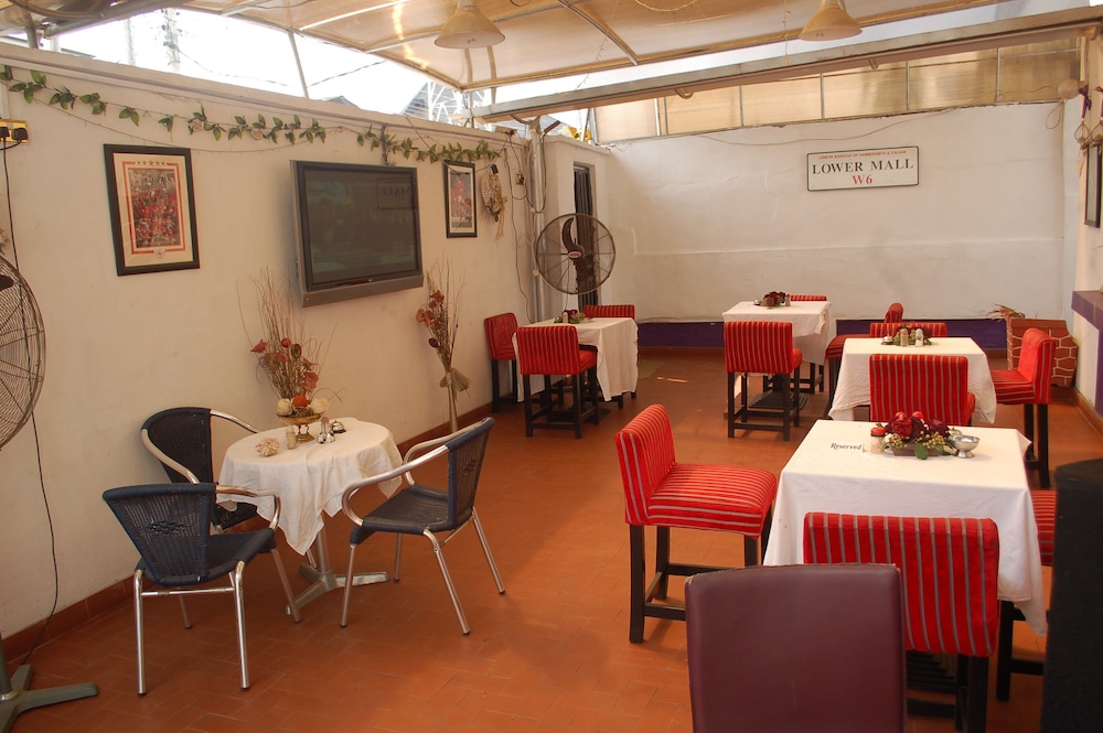 Dcove Hotel & Suites 15/16