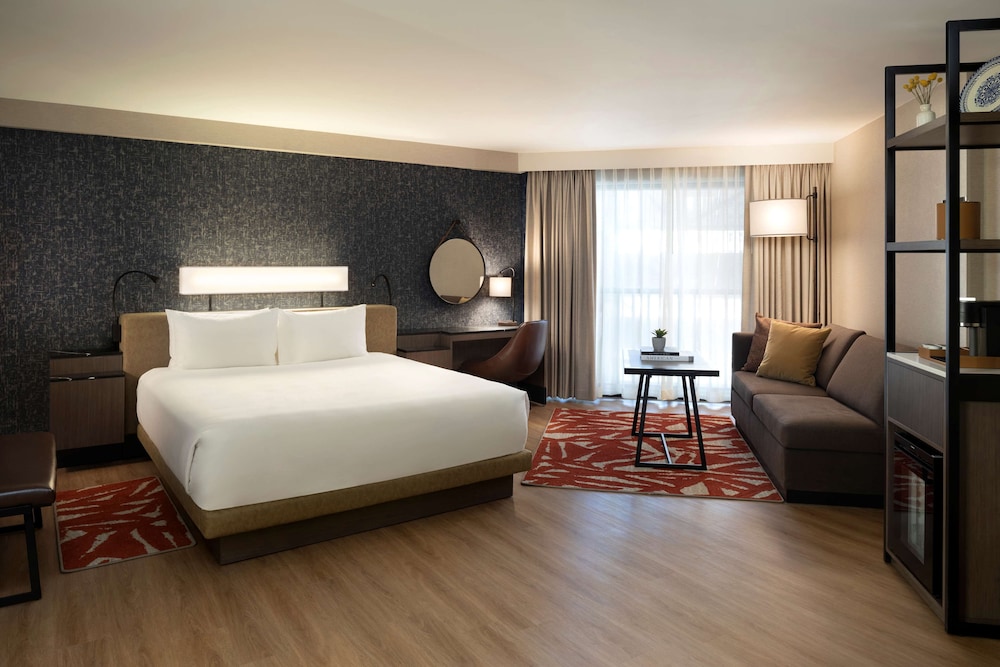 ROOM, KING BED, CORNER