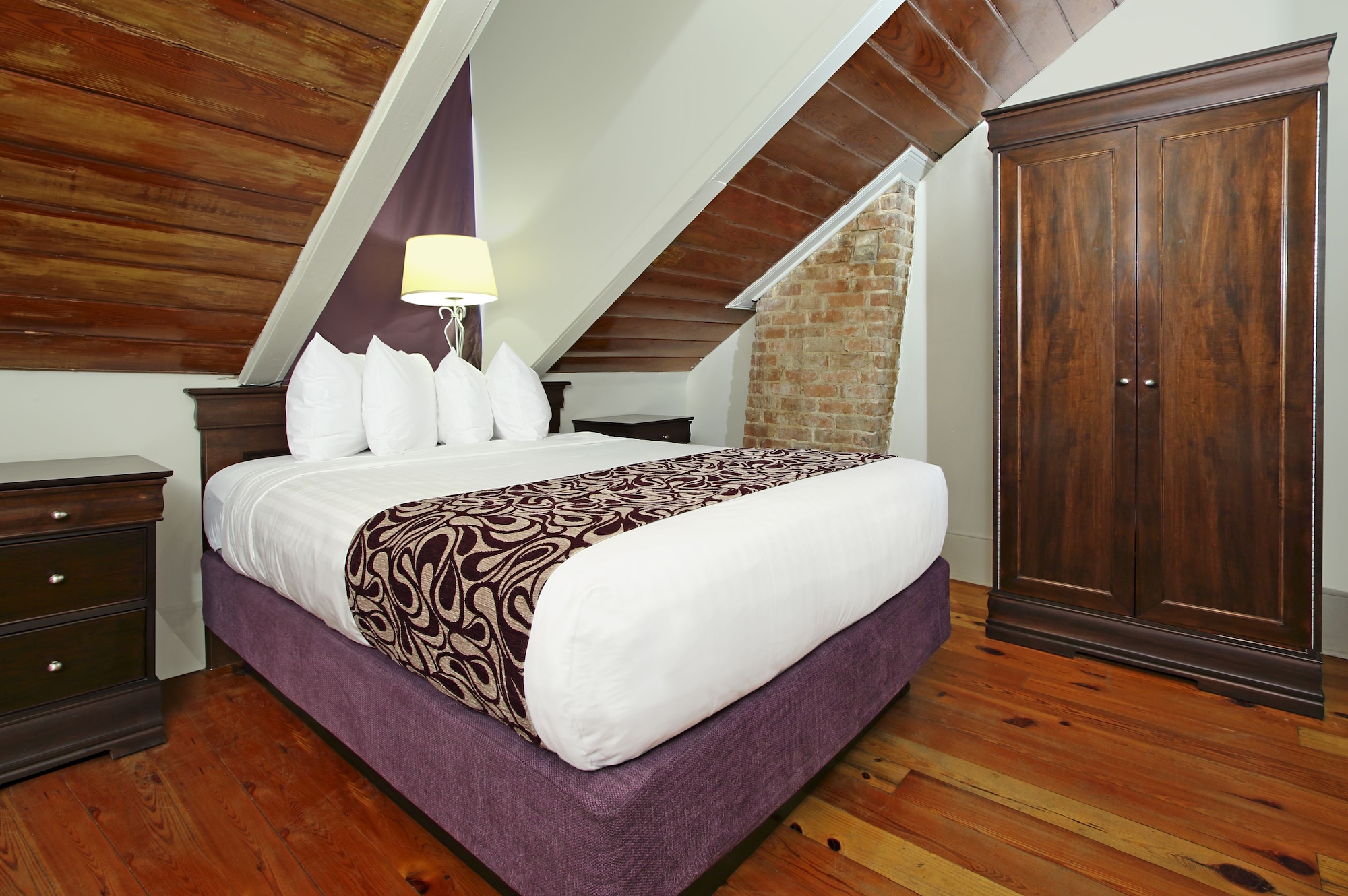 INTERIOR, 2 QUEEN BEDS