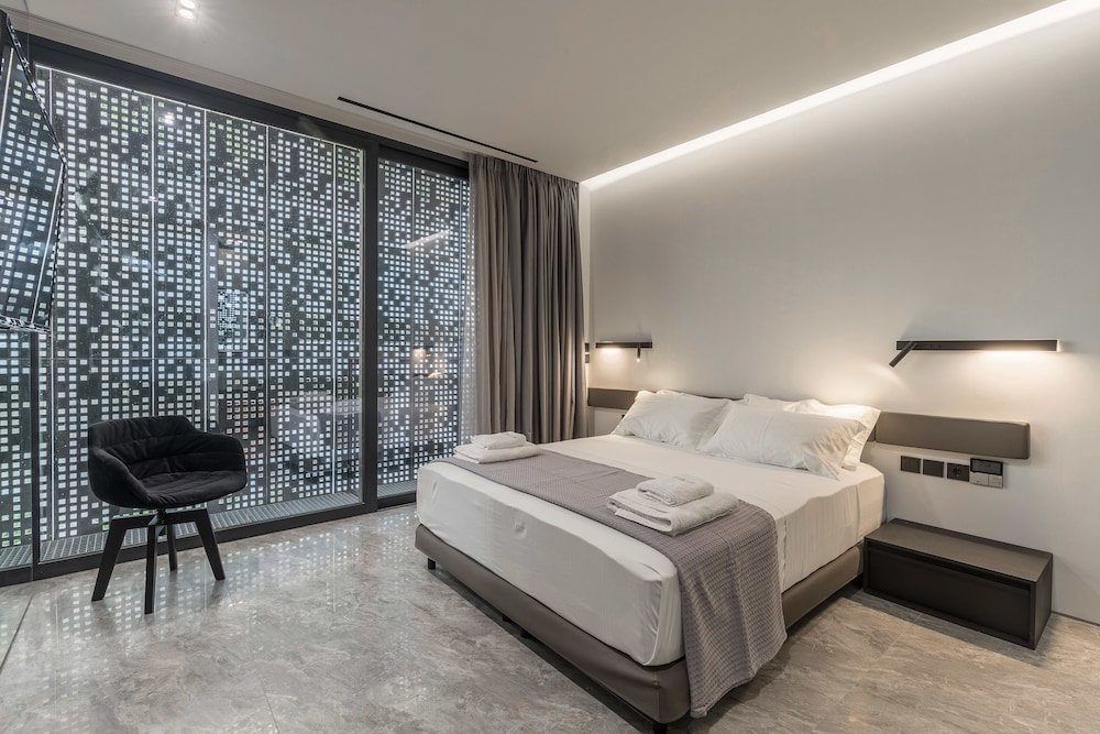1 Bedroom, Luxury, Suite, Queen Bed, Front View, Sofa