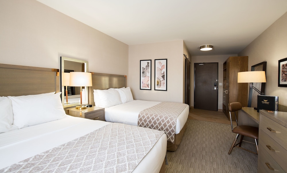 غرفة قياسية بسريرين كوين، Pomeroy Inn & Suites Prince George 2/4