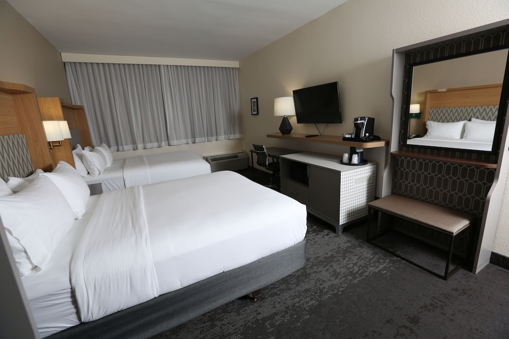 Holiday Inn & Suites Chicago North Shore (Skokie) 14/55