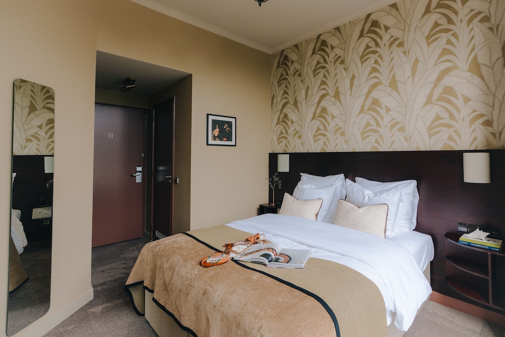 Omega Hotel 5/41