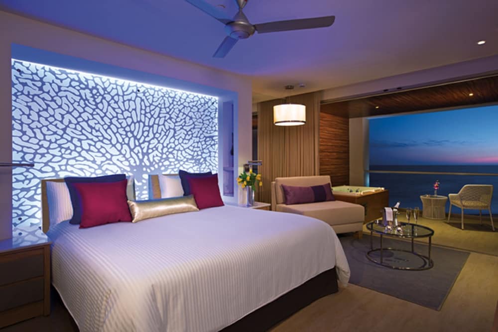 Xcelerate, Junior Suite, King Bed, Tropical View