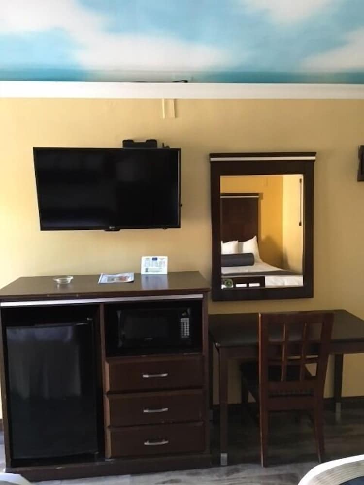 Hollywood Palms Inns & Suites 38/56