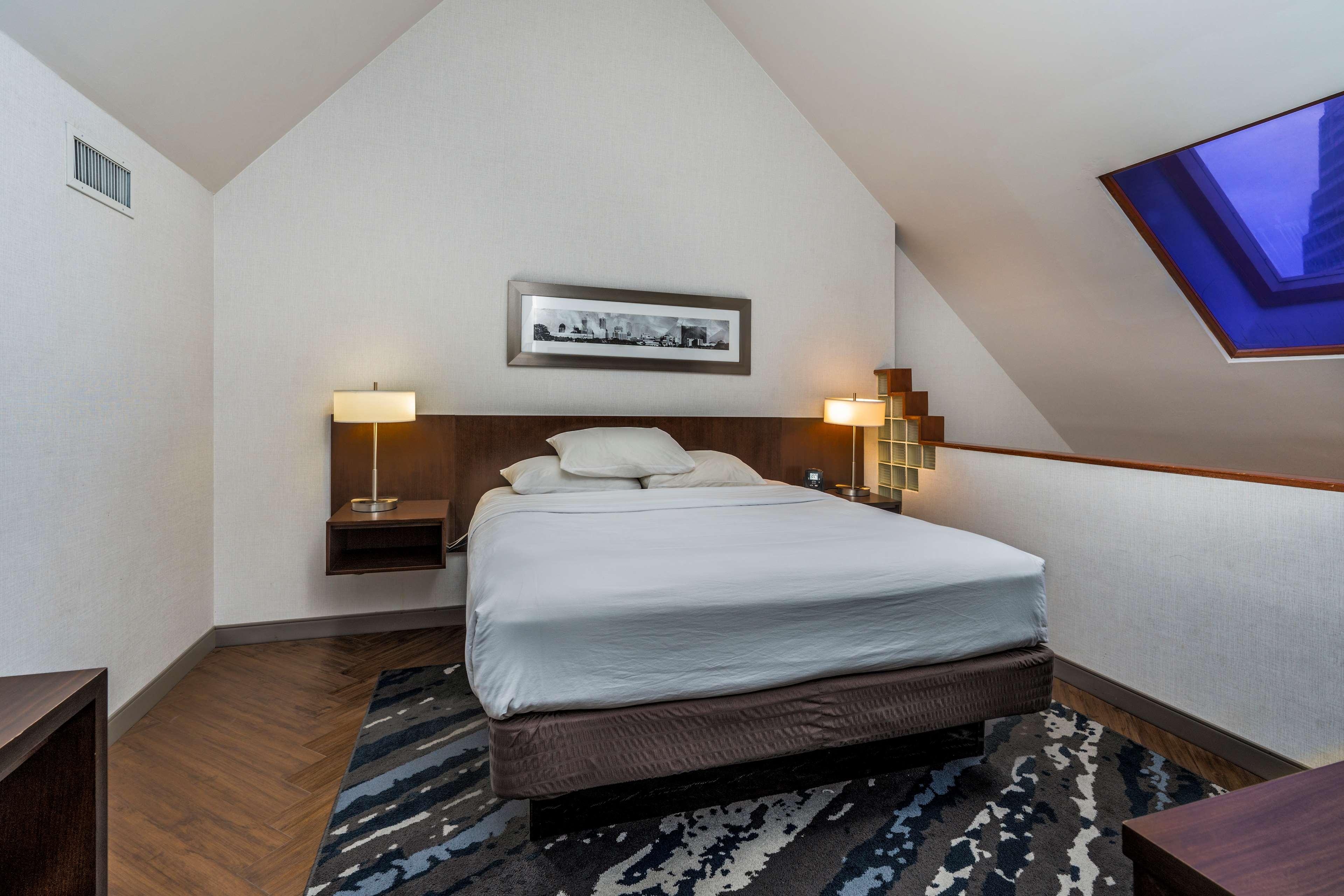 Suite, King Bed, Balcony