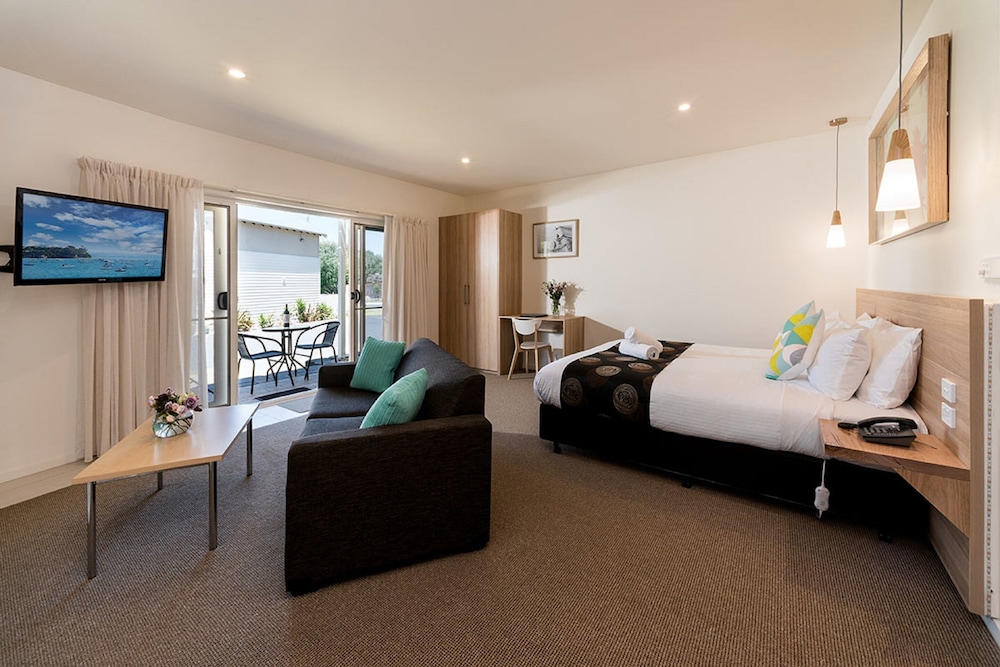 Boathouse Resort Studios & Suites 24/69