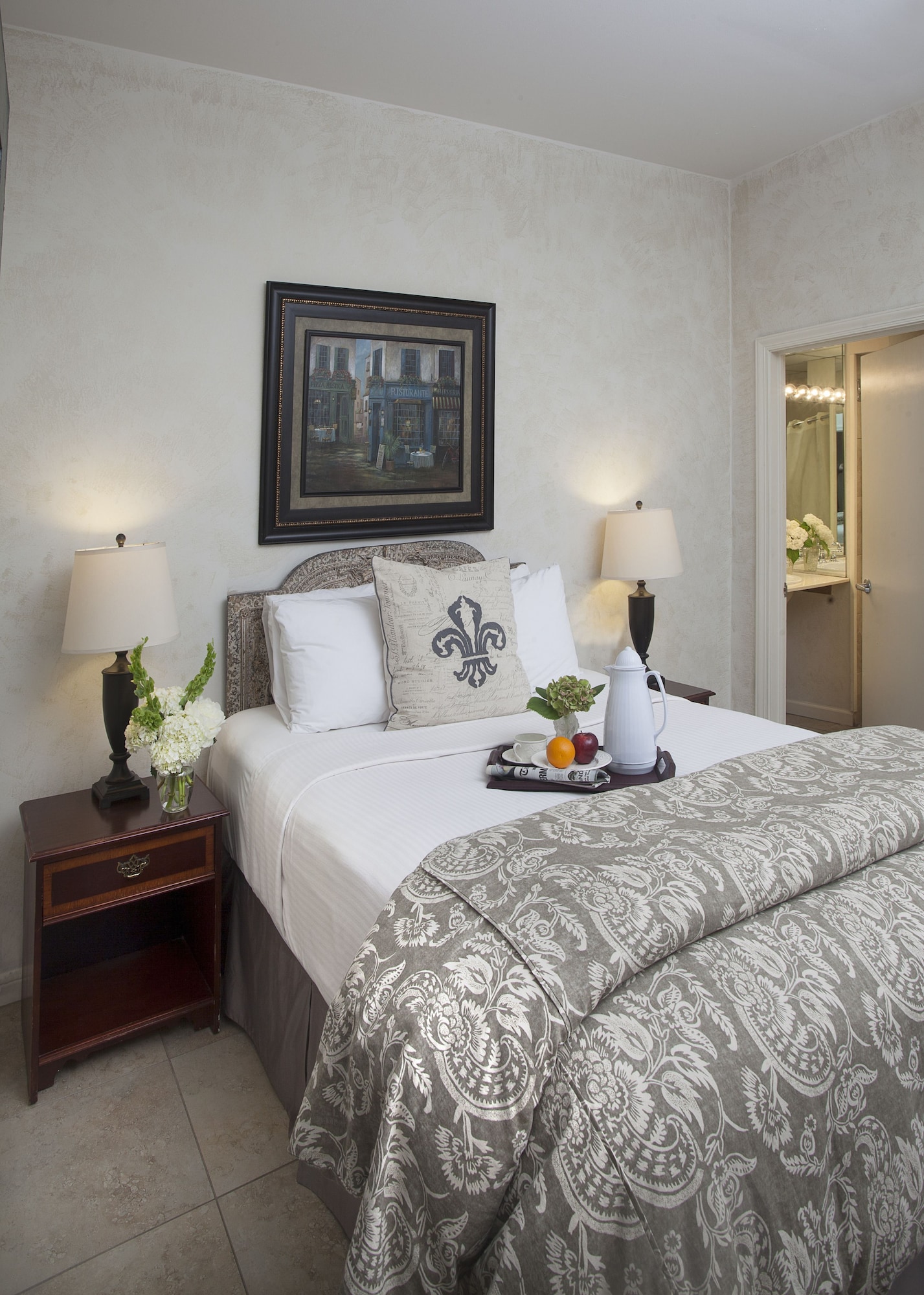DELUXE, KING BED