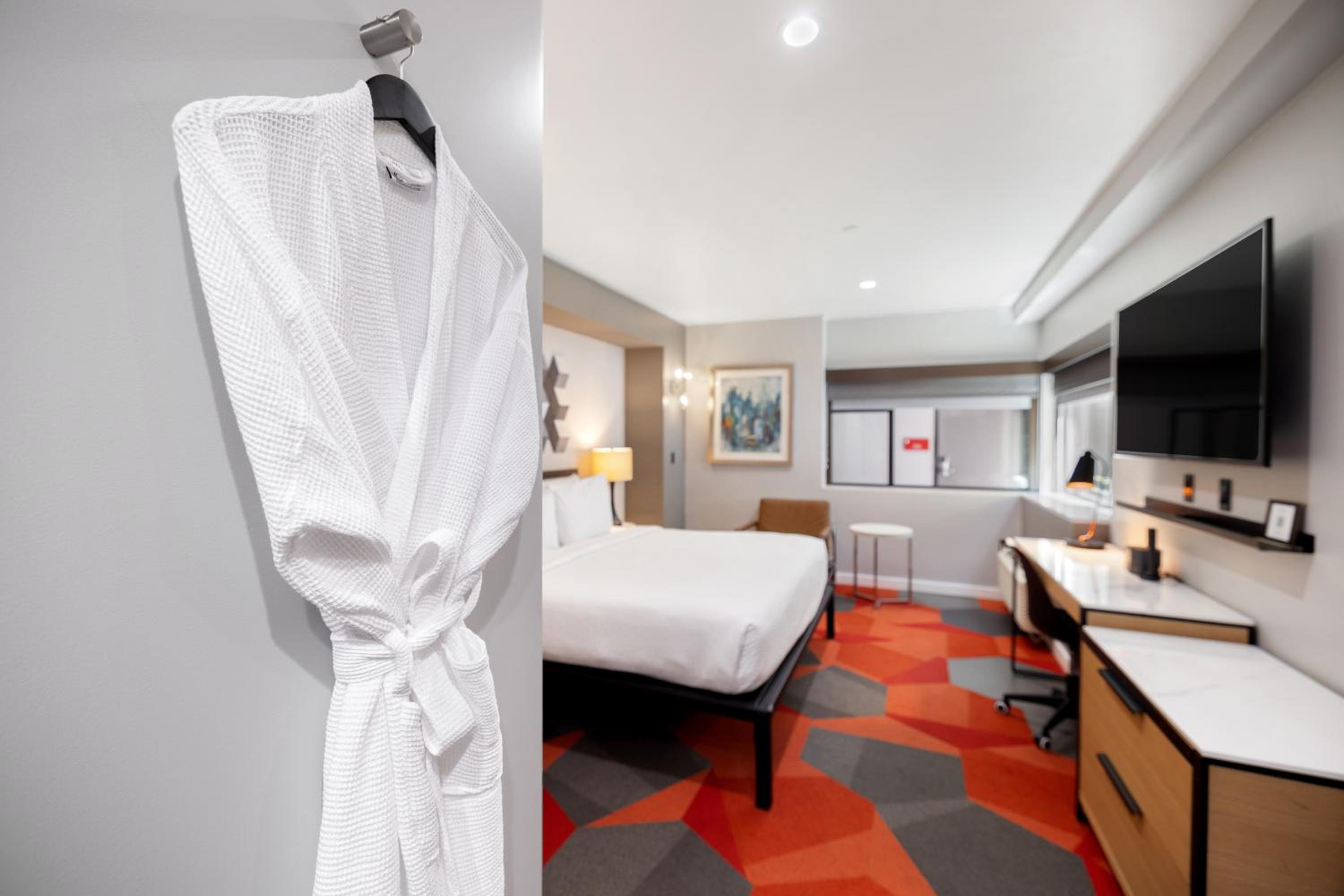 DELUXE, KING BED