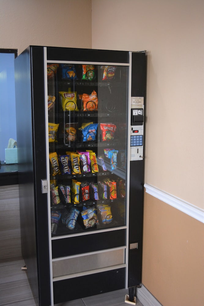 Super 8 by Wyndham Galveston 25/37