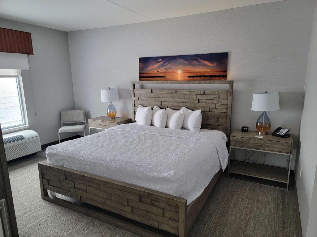 SUITE, KING BED, MARINA VIEW