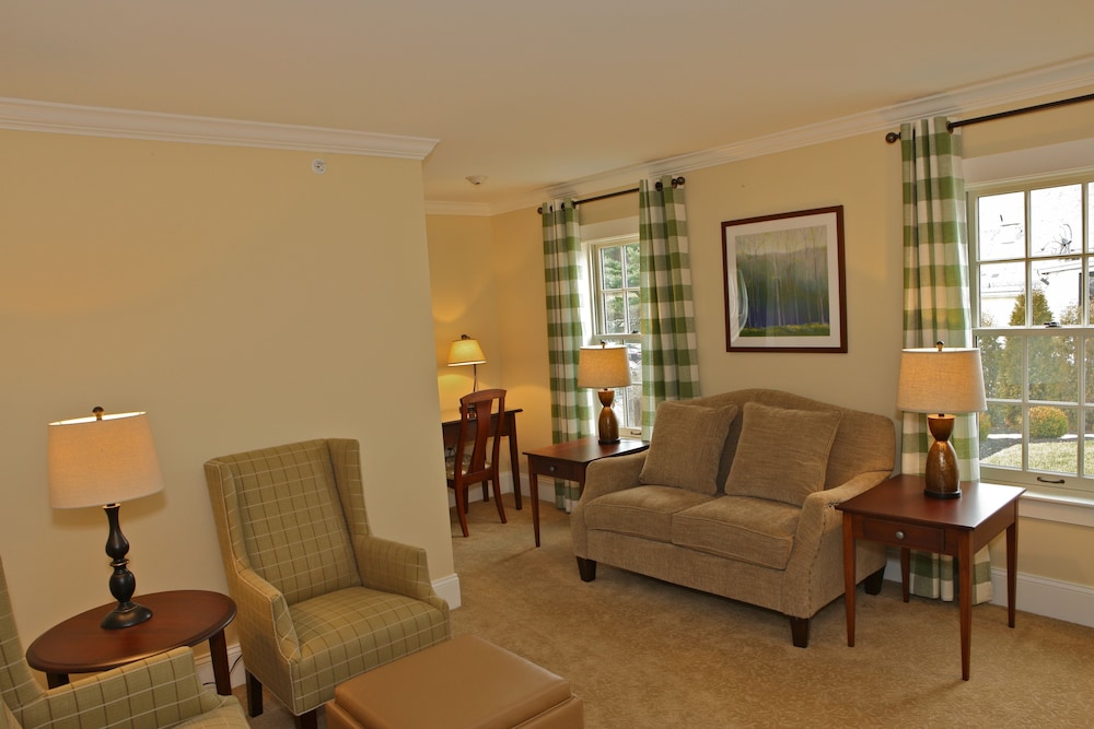 Publick House Historic Inn And Country Motor Lodge 28/49