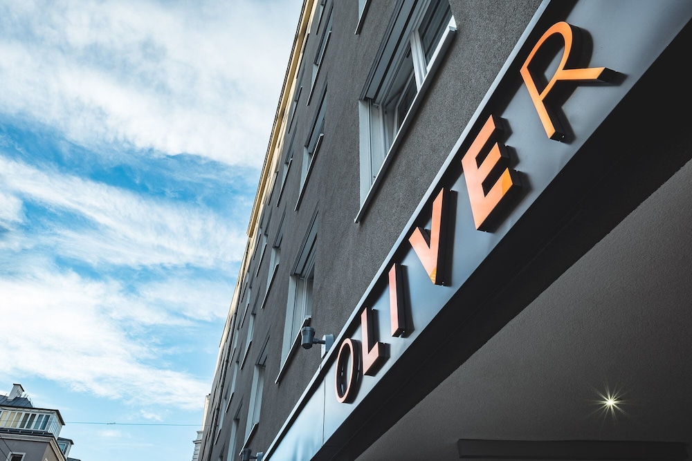 Oliver Apartments 2/67