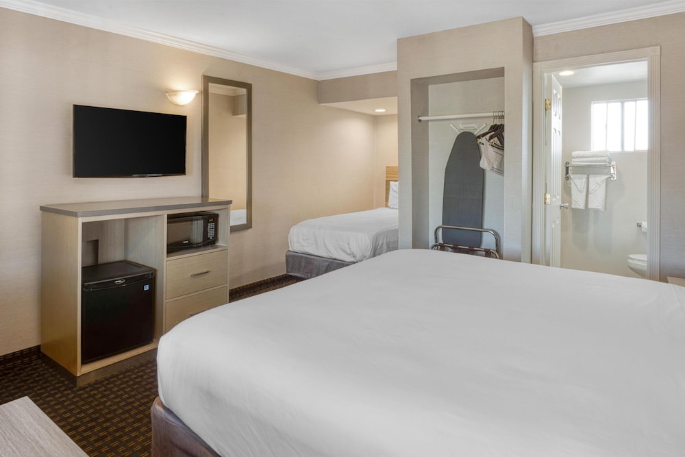 غرفة قياسية بسرير كوين وسرير فردي، SureStay Hotel by Best Western San Rafael 5/8