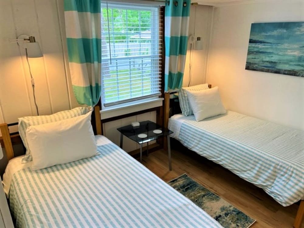 Cove Bluffs Inn 8/50