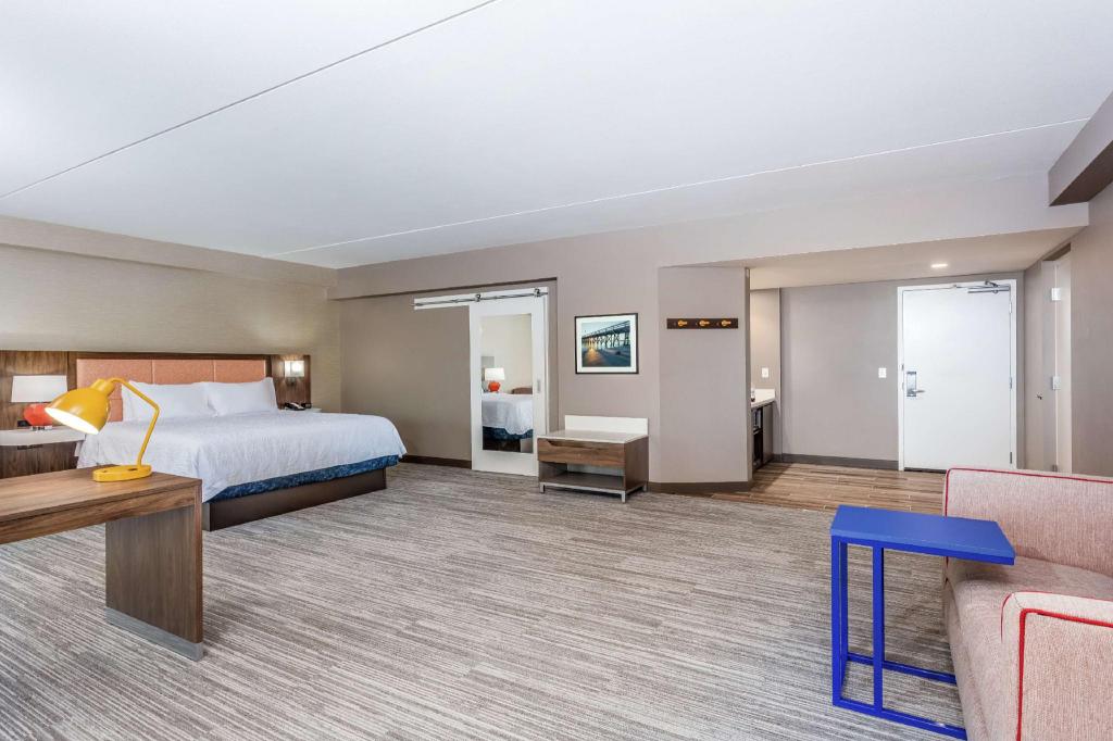 Suite, King Bed, Sofa, Accessible