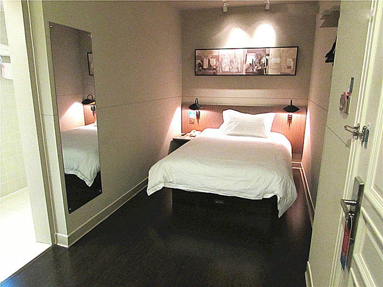 Leisure, Queen Bed