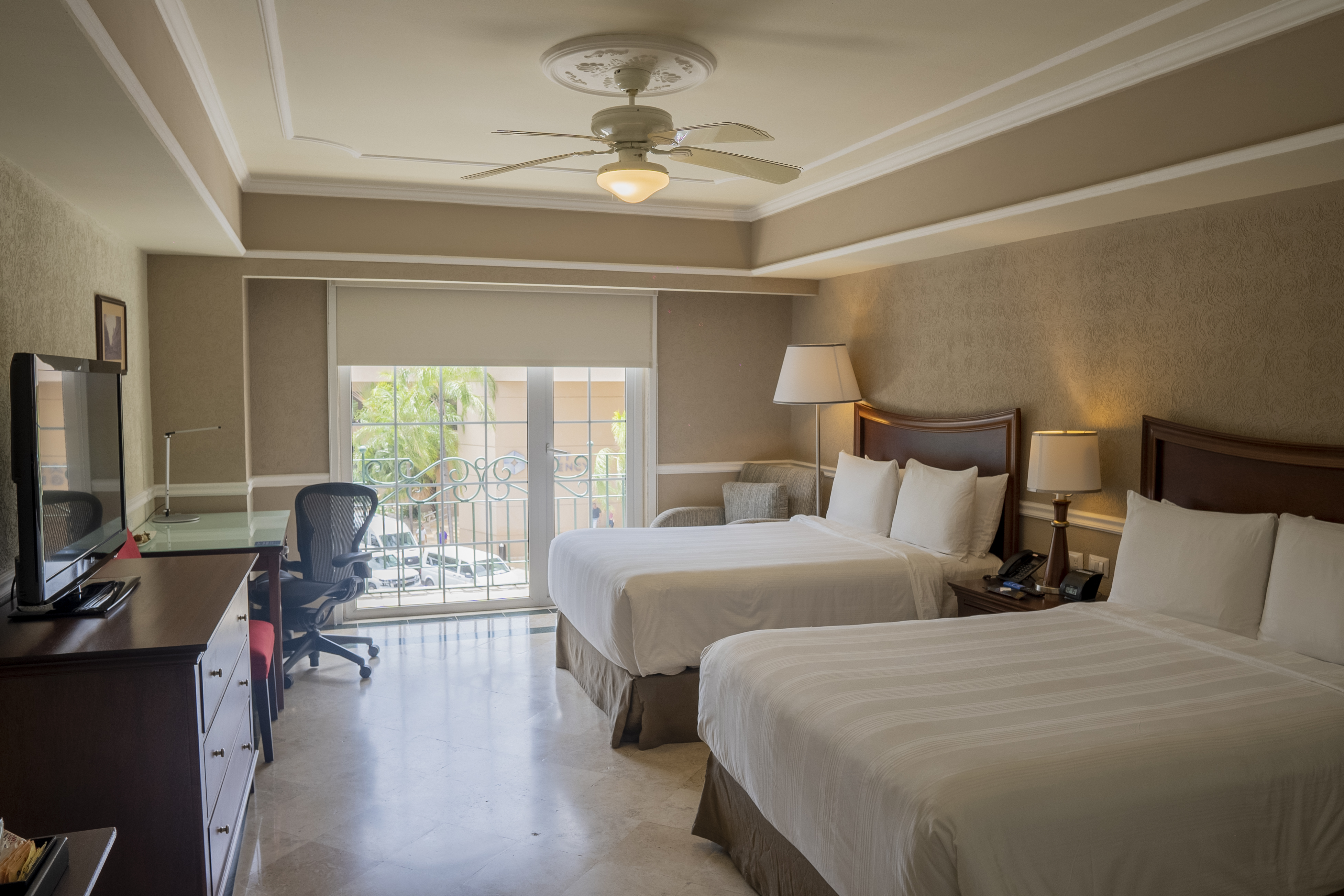 DESIGN, COLONIAL, DELUXE, 2 DOUBLE BEDS