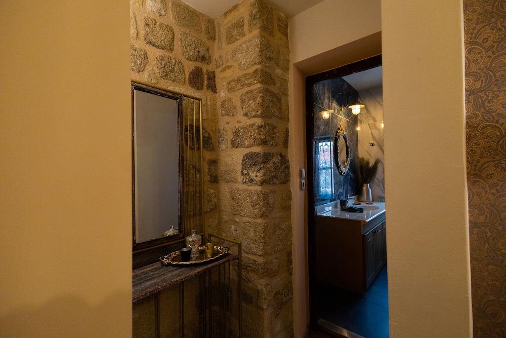 April Luxury Suites 30/50