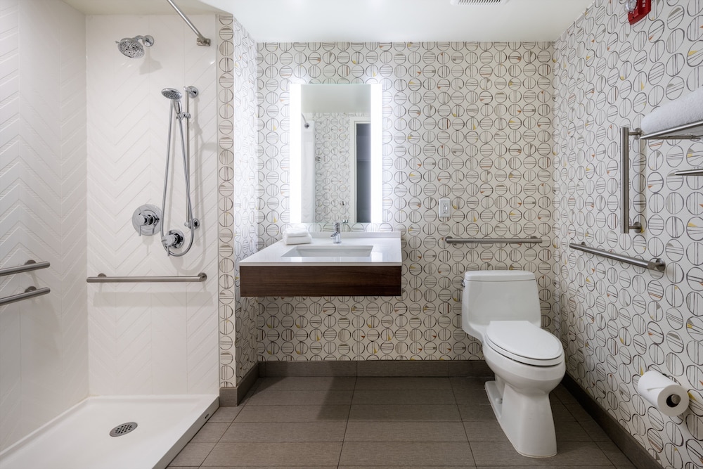 Holiday Inn Long Island - Islip Arpt East 12/46