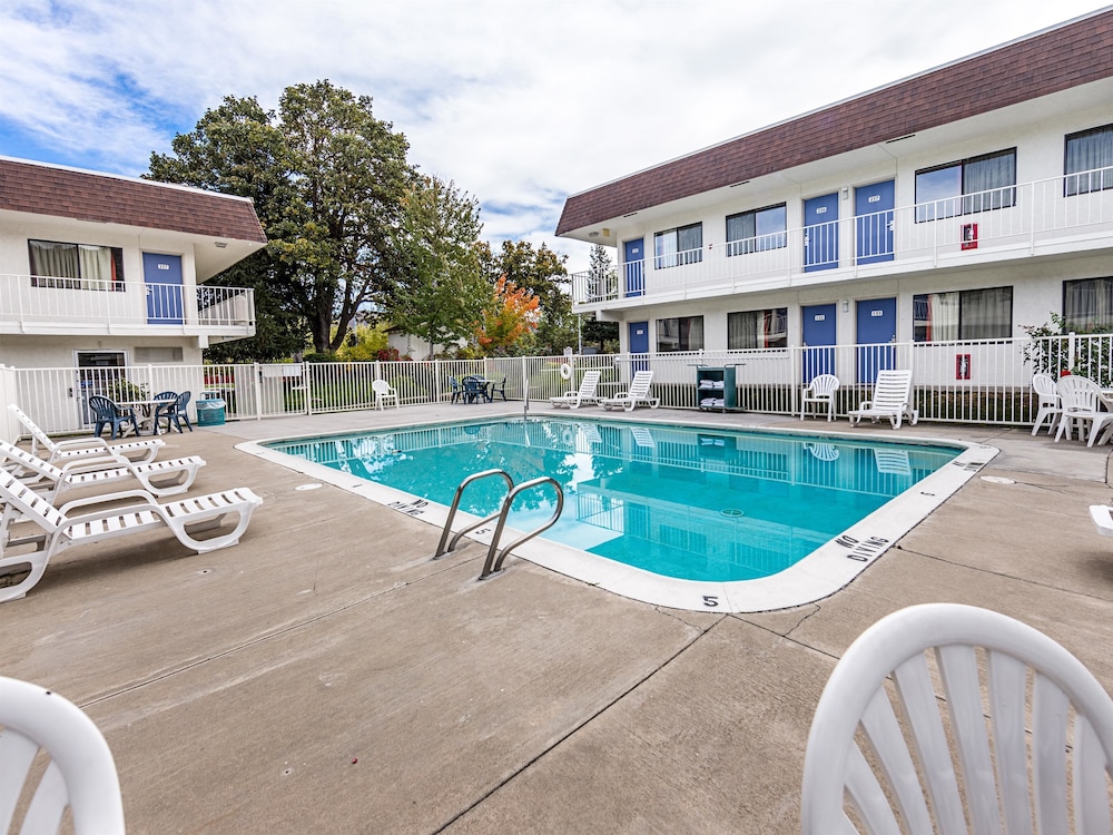 Motel6 Yreka, CA 56/62