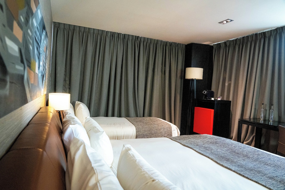 ROOM, TWIN BEDS