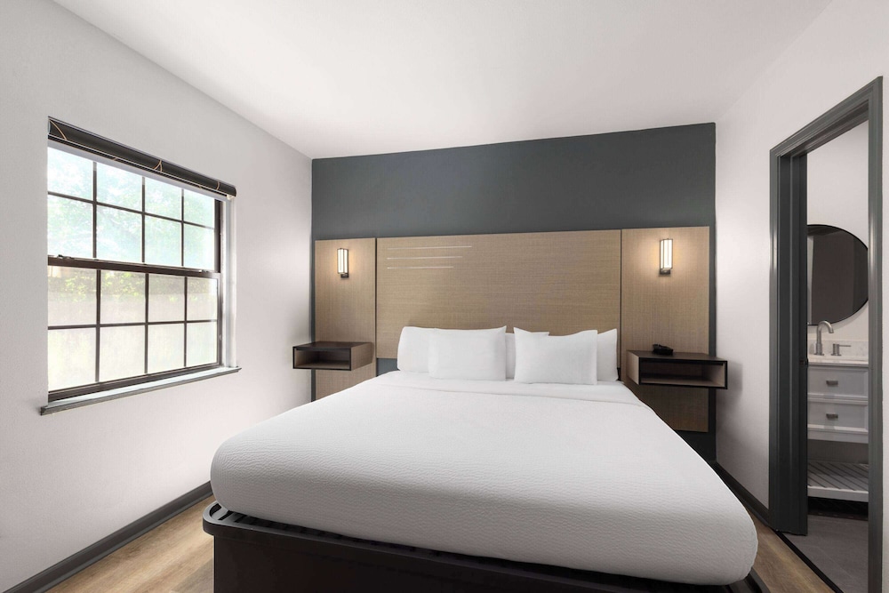 Ramada by Wyndham Studio Suites Dothan 9/35