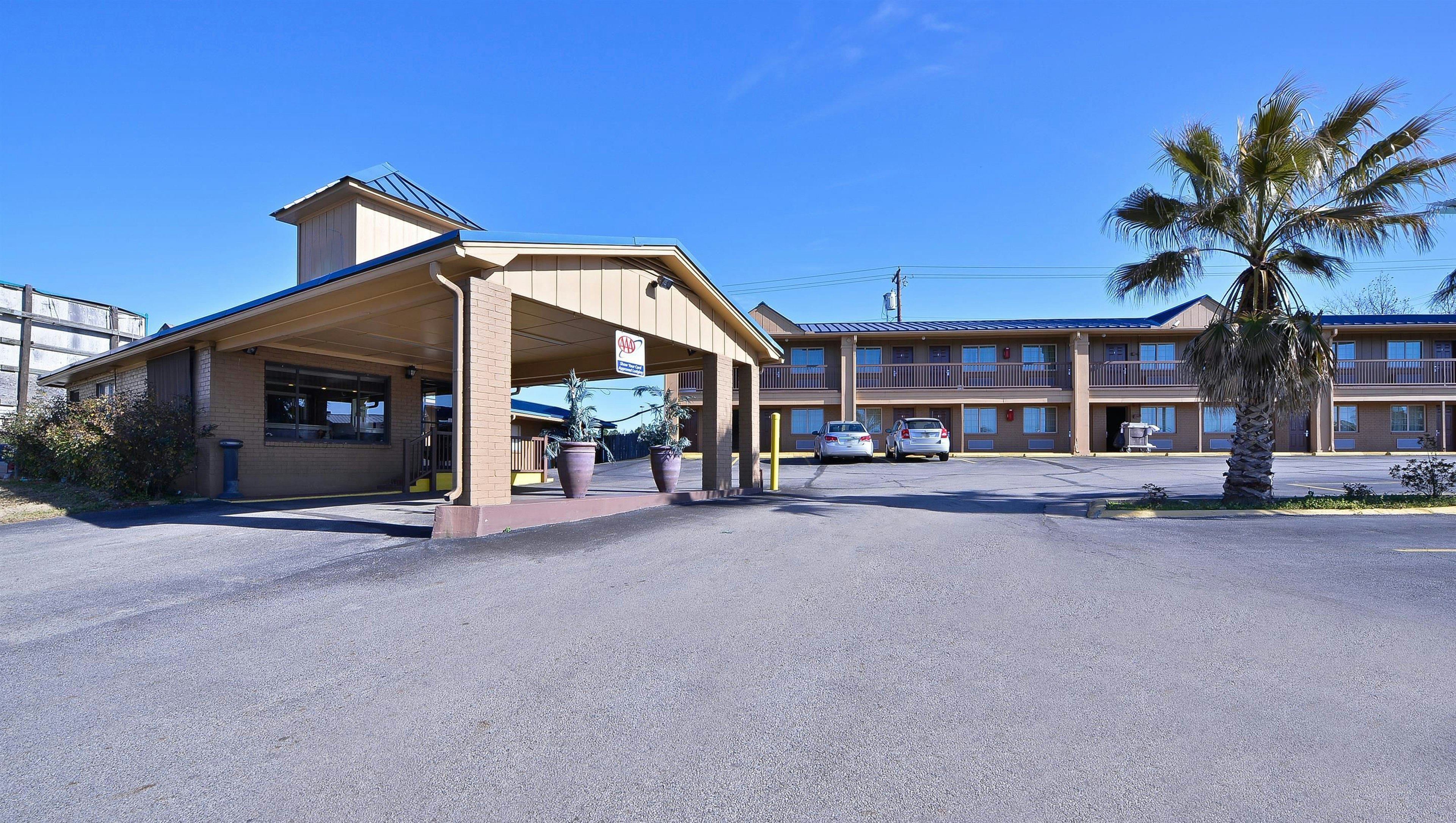 Xecutive Inn and Suites 35/37