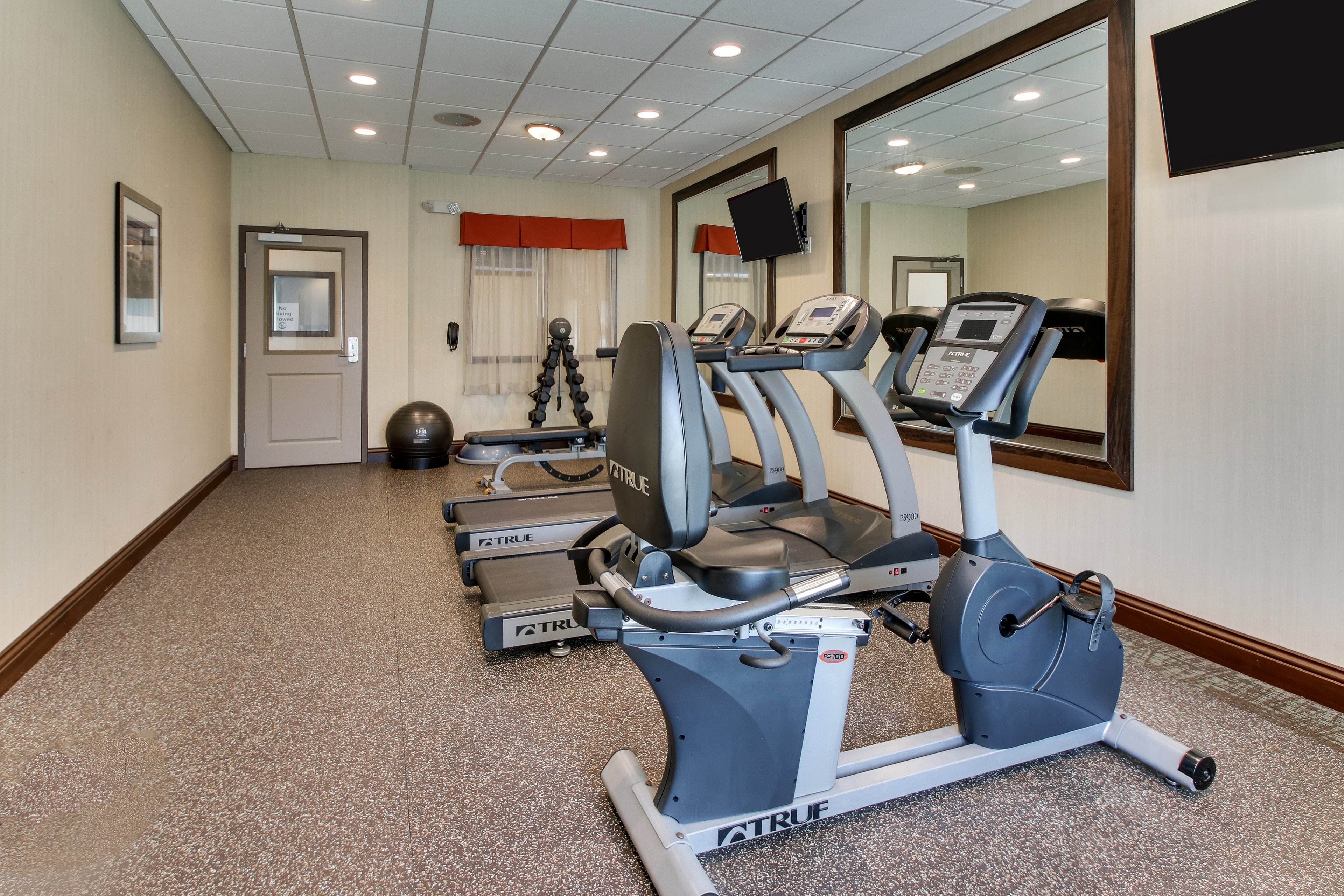 Holiday Inn Express Cheektowaga North East 36/46