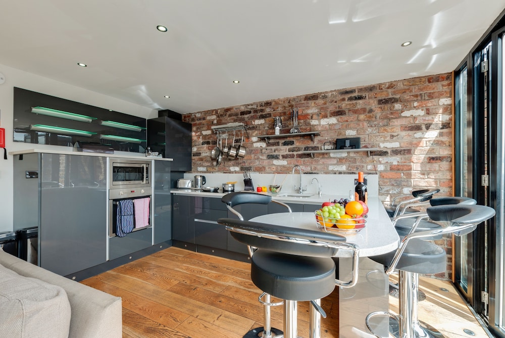 Base Serviced Apartments - Sir Thomas Street 51/57
