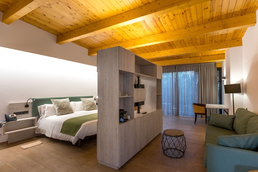 SUITE, KING BED, HOT TUB, GARDEN AREA