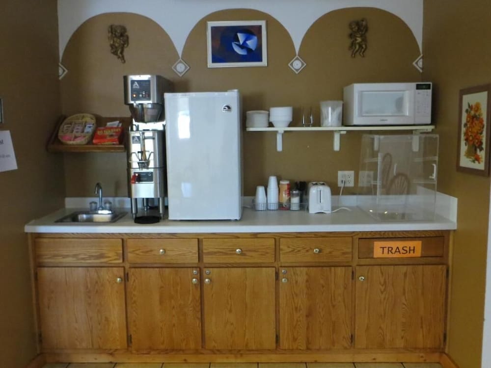 AmeriVu Inn and Suites-Stanley 6/47