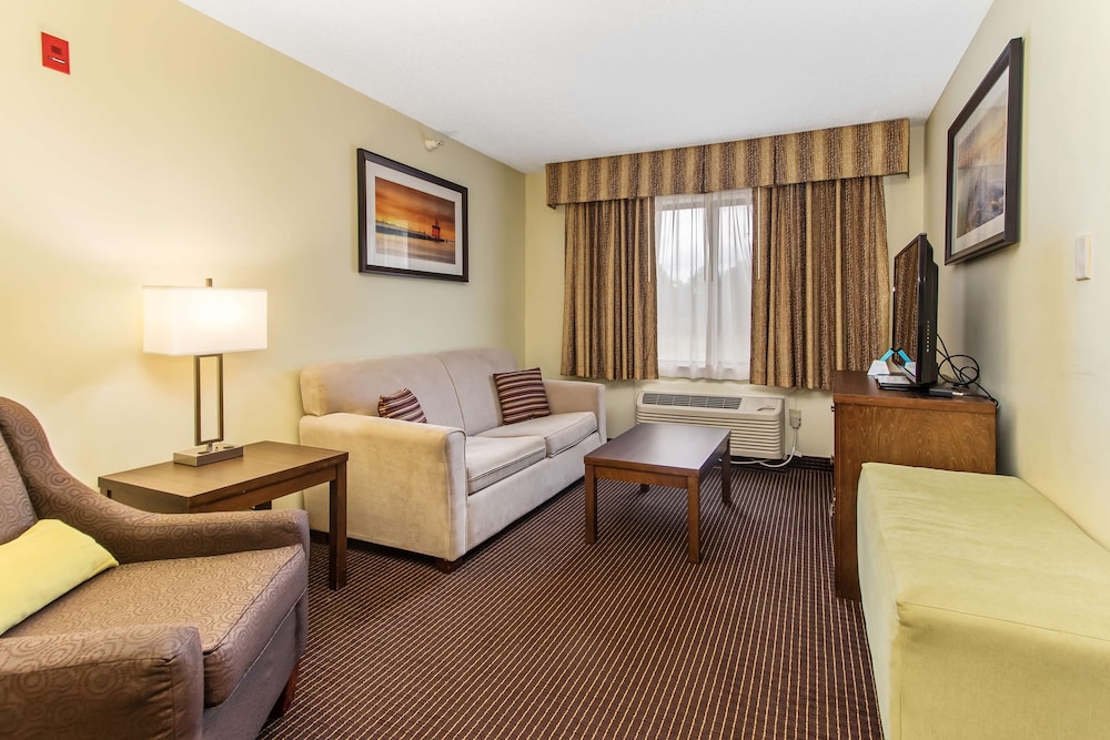 White Pines Inn & Suites of Holland 32/48