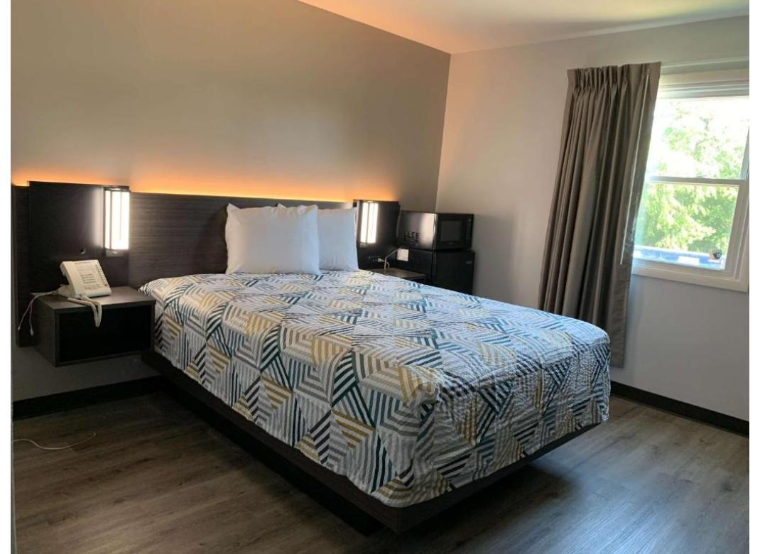 1 King Bed - Non-Smoking, Micfridge