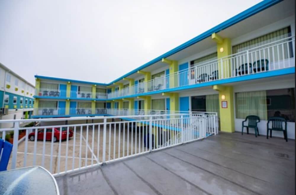 Tropicana Motel 5/40