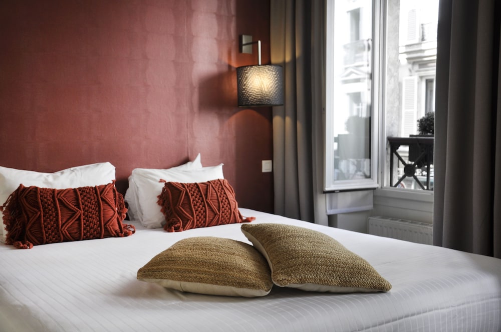 ROOM, DOUBLE OR TWIN BED
