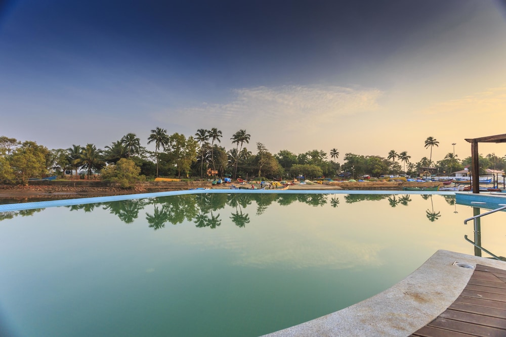 Acron Waterfront Resort 14/80