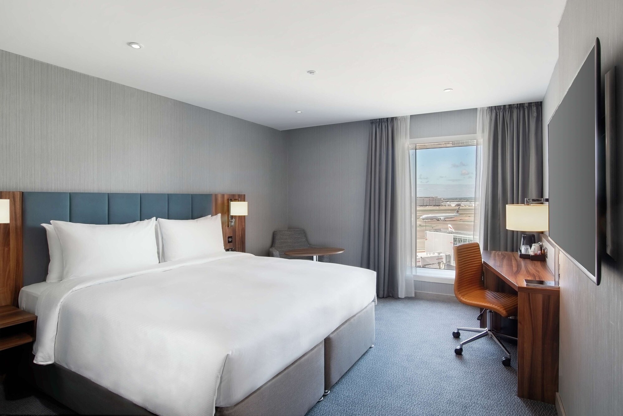 ROOM, KING BED, RUNWAY VIEW, HIGH FLOOR