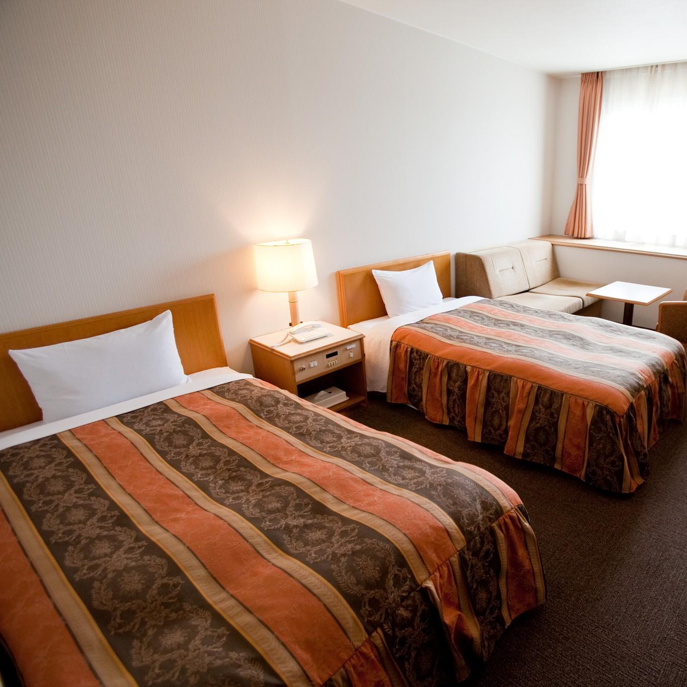 Room, Twin Beds, Smoking