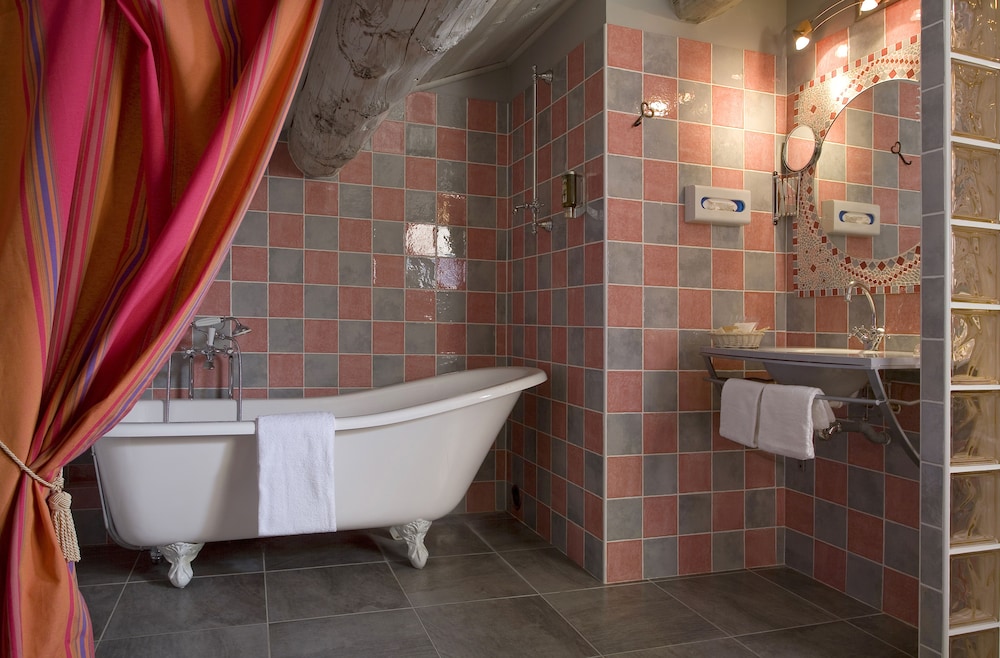 AUBERGE DE TAVEL 41/42