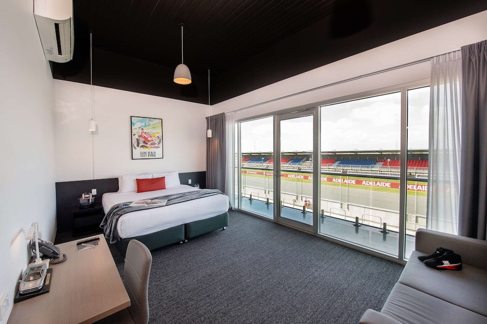 Rydges Pit Lane Hotel 13/50