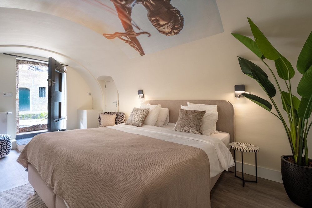 COURT, CANAL, KING BED