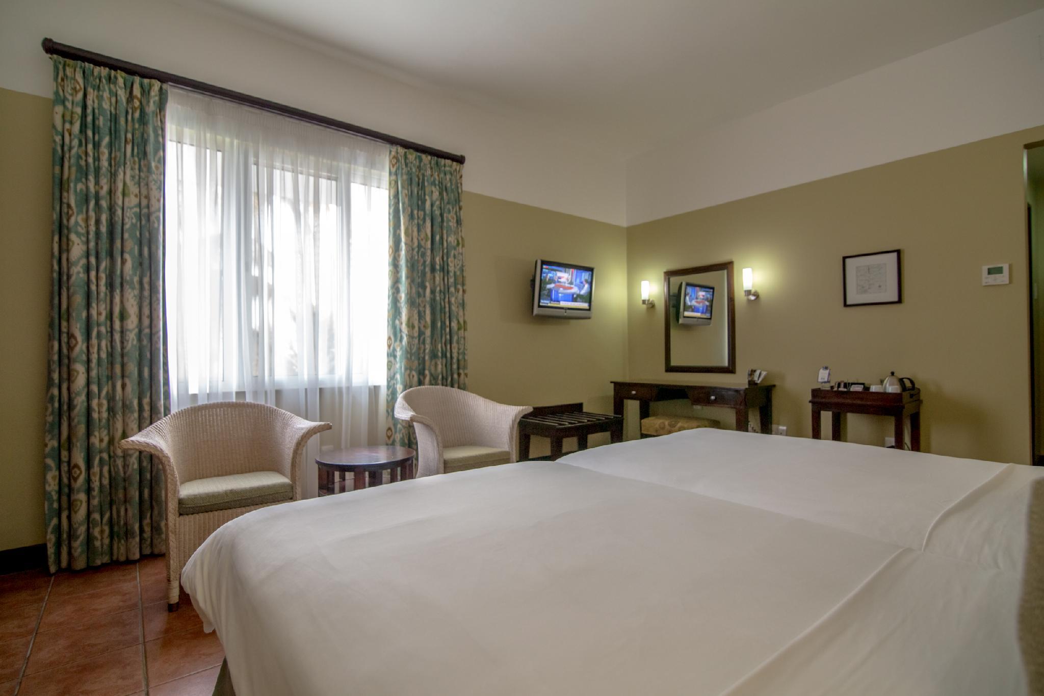 غرفة قياسية بسريرين منفصلين