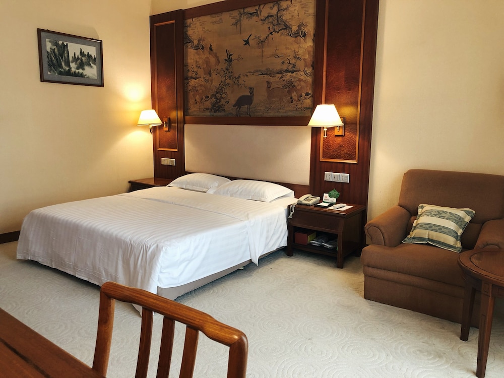 Gladden Hotel Fenggang 8/22