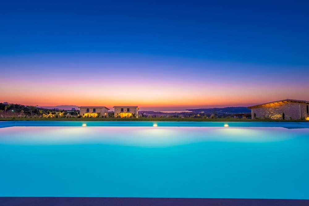 Mint Retreat Suites 30/42