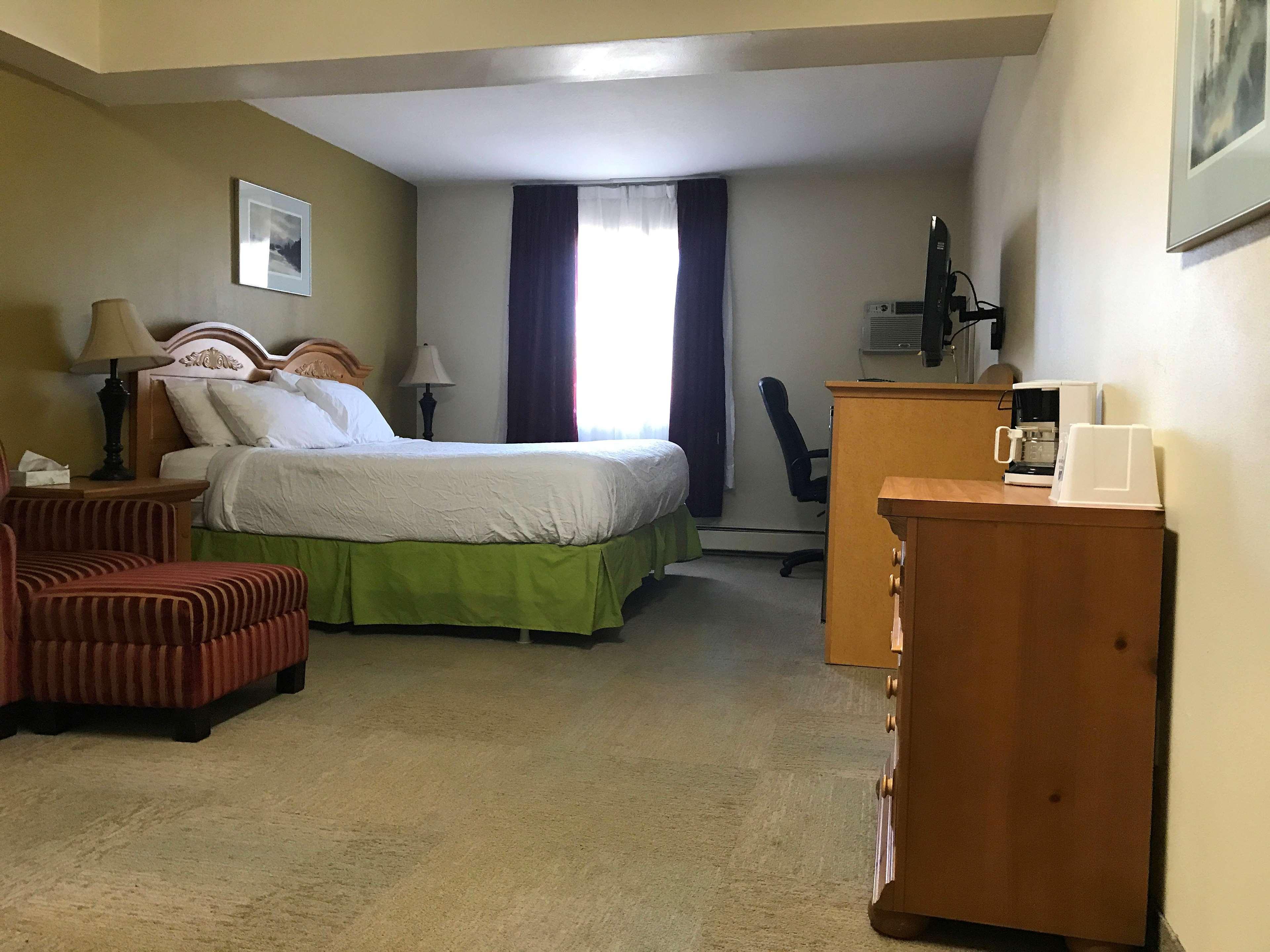 STUDIO, SUITE, KING BED, KITCHENETTE