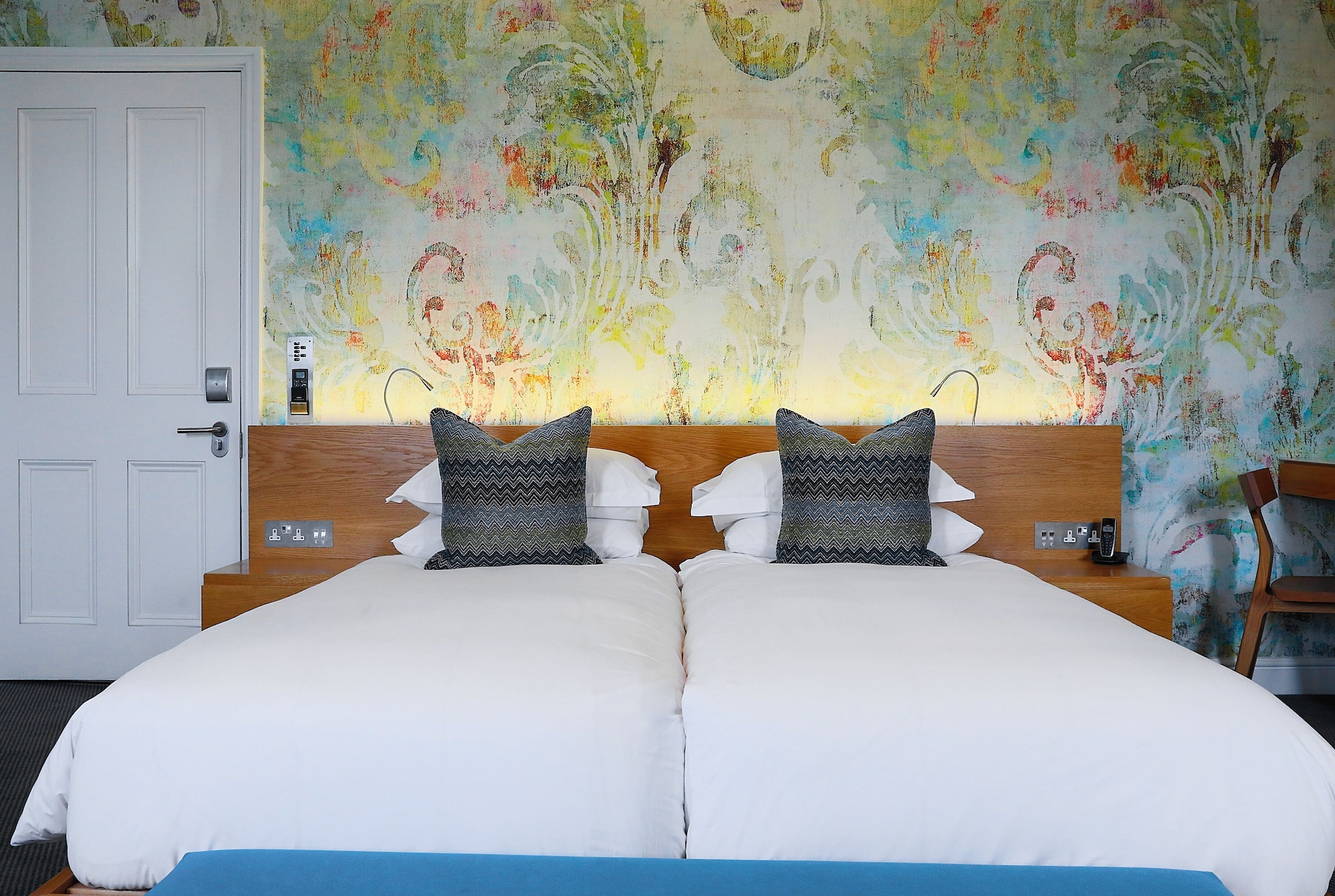 CLUB, DELUXE, TWIN BEDS